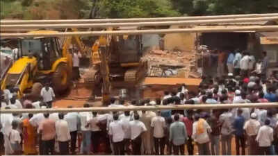 At least 4 injured after hotel roof collapses in Telangana’s Vikarabad | Hyderabad News